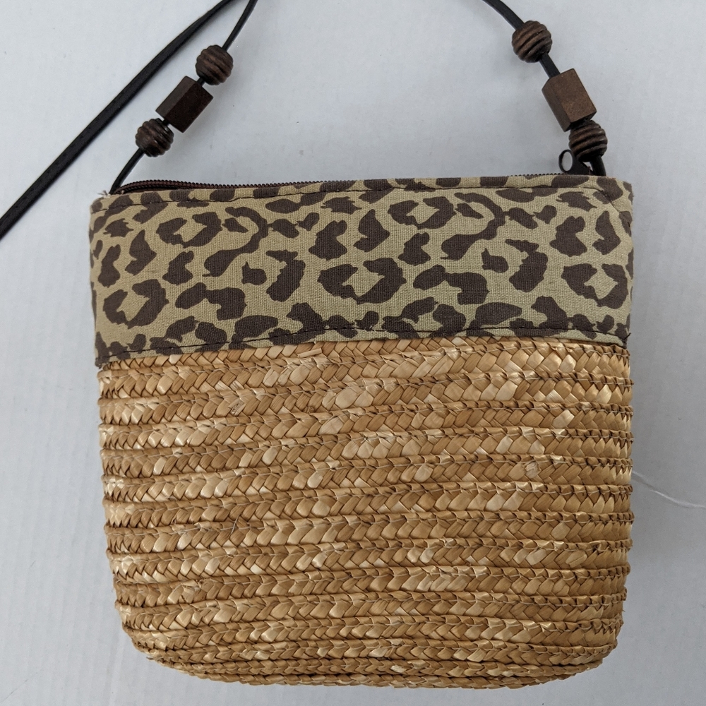 Bundles of 3 Save15%.NWOT Straw and animal print summer shoulder bag. Zip close - Picture 2 of 6
